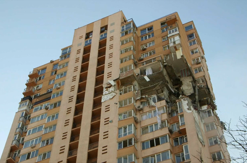 Kiev: un immeuble résidentiel touché par un missile